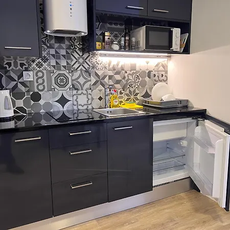 1-bedroom With Kitchenette&bathroom Apartment *